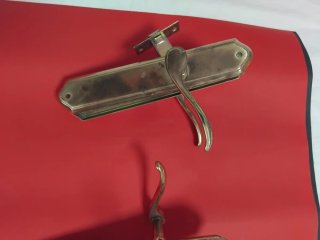 Manijas de puerta doradas