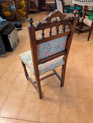 Silla de madera con tapizado floral