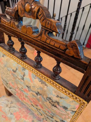 Silla de madera con tapizado floral