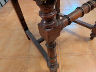 Silla de madera con tapizado floral