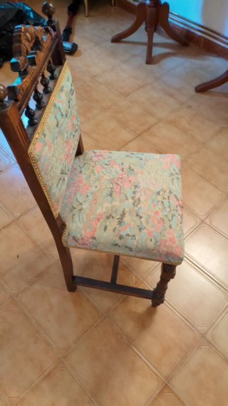 Silla de madera con tapizado floral