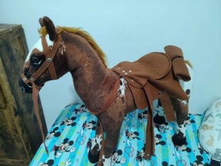 Caballito de peluche con silla de montar