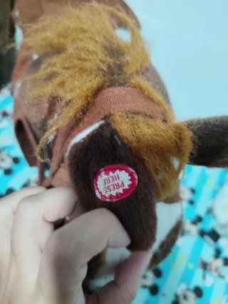 Caballito de peluche con silla de montar