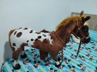 Caballito de peluche con silla de montar