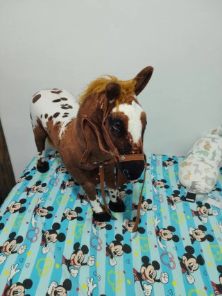 Caballito de peluche con silla de montar