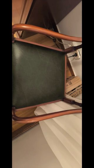 Sillón de madera con asiento de cuero