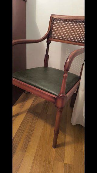 Sillón de madera con asiento de cuero