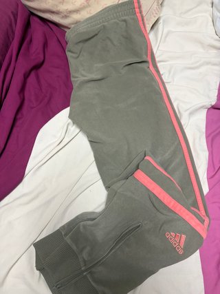 Pantalón Adidas gris con rayas rosas
