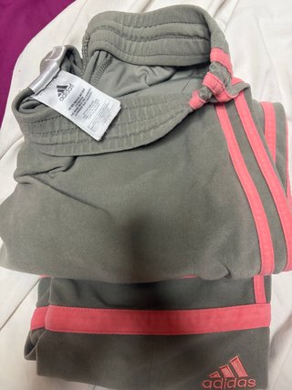Pantalón Adidas gris con rayas rosas
