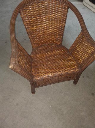 Mesa de madera y ratan butaca y butaca doble