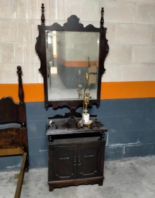 Dormitorio antiguo de madera oscura