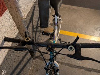 Bicicleta de montaña blanca y verde
