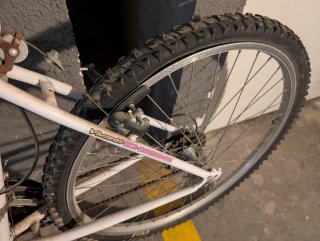 Bicicleta de montaña blanca y verde