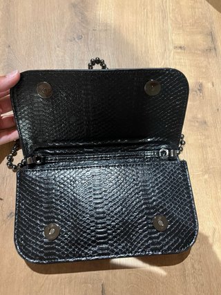 Bolso negro piel serpiente con cadena