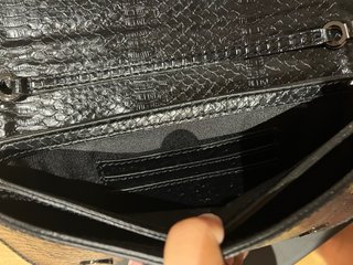 Bolso negro piel serpiente con cadena