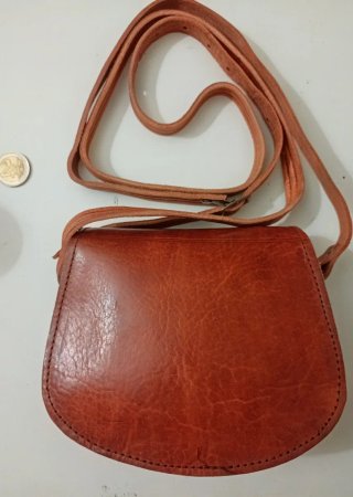 Bolso bandolera de cuero artesanal