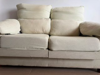 Sofá beige claro de tela
