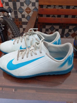 Botas multitacos Nike blancas y azules