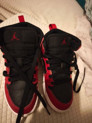 Zapatillas Jordan niño negras y rojas