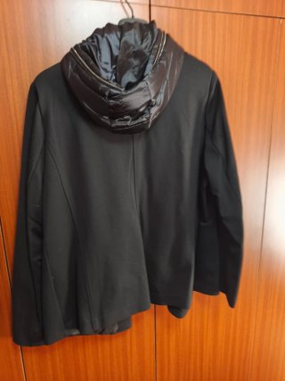Americana negra con capucha desmontable