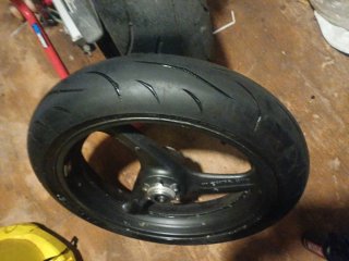 Llanta Honda CB 600 Hornet 98-02 y neumatico 8/25