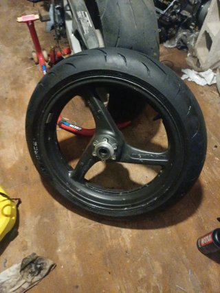 Llanta Honda CB 600 Hornet 98-02 y neumatico 8/25