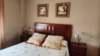 Cómoda de madera con espejo
