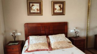 Cómoda de madera con espejo