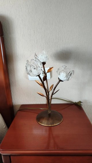 Cómoda de madera con espejo