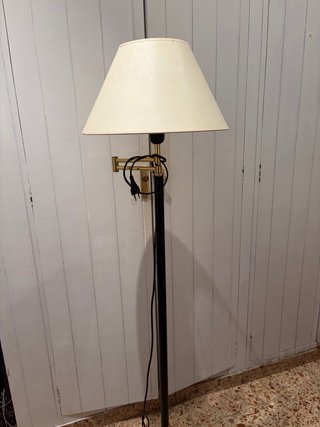 Lámpara de pie negra y dorada