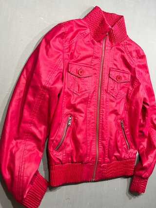 Chaqueta rosa estilo bomber