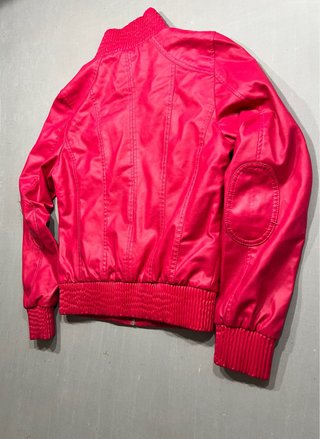 Chaqueta rosa estilo bomber