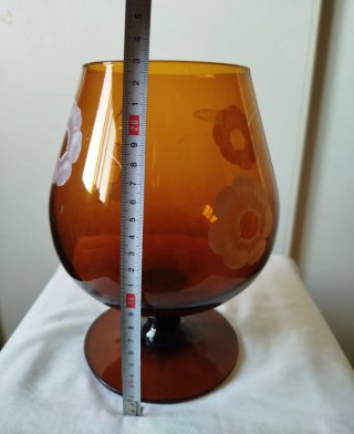 Copa de cristal ámbar con flores