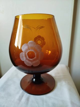Copa de cristal ámbar con flores