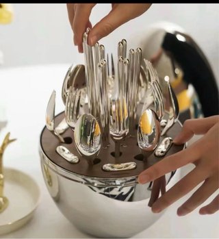 Elegante cubertería de metal