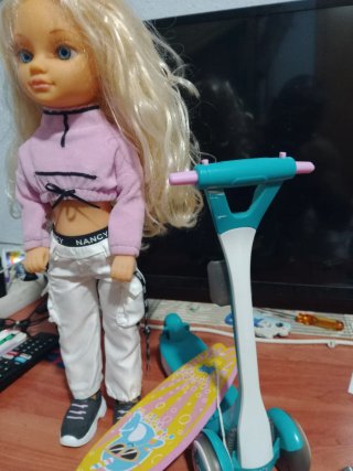 Muñeca Nancy con patinete y tabla de surf
