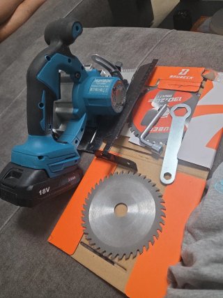 Sierra Circular con Batería y 2 Discos