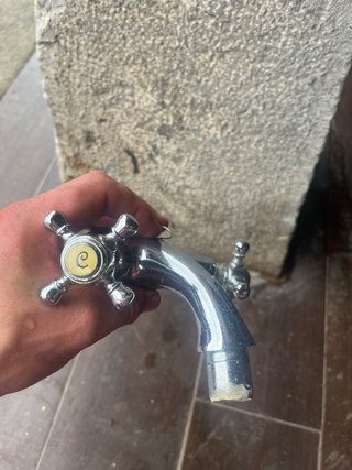 Grifo de metal plateado