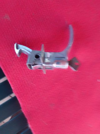 Maneta apertura tapa motor Seat 600 con llave