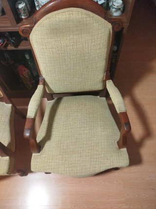 Dos sillones de madera y tela