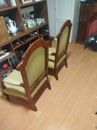 Dos sillones de madera y tela