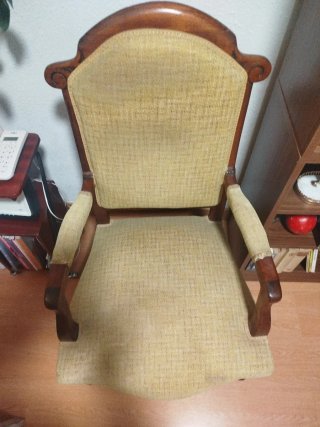 Dos sillones de madera y tela