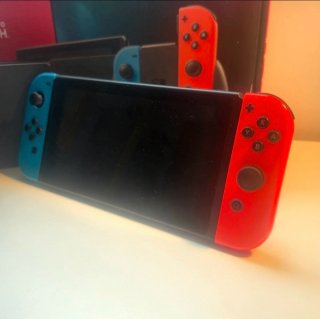 Nintendo Switch V2 con Accesorios + Caja