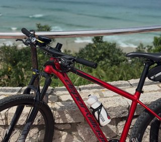 Bicicleta de montaña roja