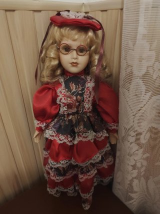 Muñeca de porcelana con vestido rojo