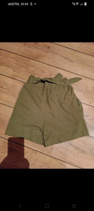 Pantalón verde-oliva con cinturón