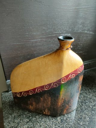Jarrón decorativo con colgante de madera