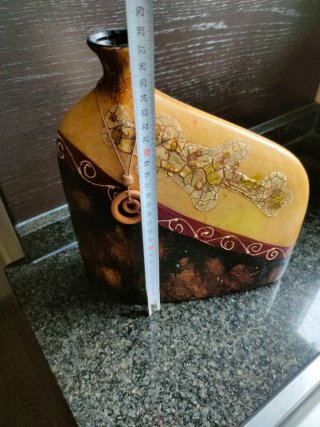 Jarrón decorativo con colgante de madera