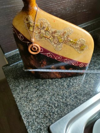 Jarrón decorativo con colgante de madera