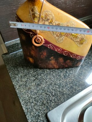 Jarrón decorativo con colgante de madera